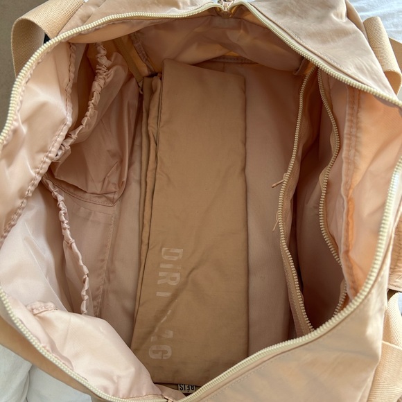 Almost brand new beige beis sports duffle bag - Picture 3 of 3